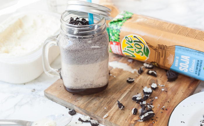 Batido de bebida de soja Vivesoy y galletas Oreo