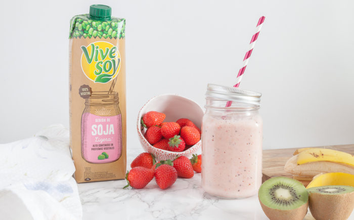 Batido de plátano, kiwi y fresas con Vivesoy