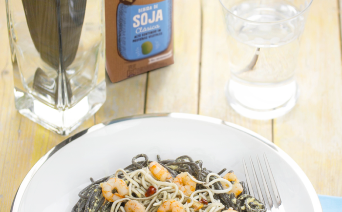 Spaguetti al nero di sepia con gulas, gambas y Vivesoy