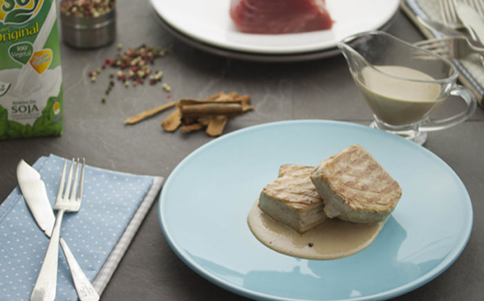 Atún rojo con salsa de bebida de soja Vivesoy y pimienta