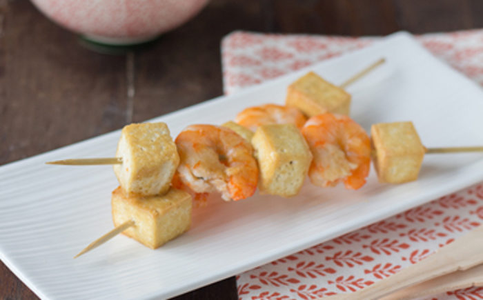 Brochetas de tofu y gambas marinadas en Vivesoy