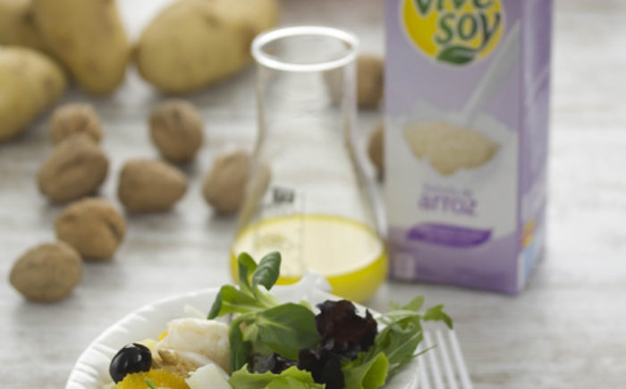 Ensalada de brotes, naranja y bacalao con vinagreta de Bebida de Avena Vivesoy