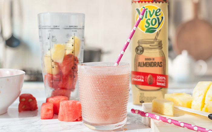 Smoothie de sandía y piña con bebida de Almendras Vivesoy