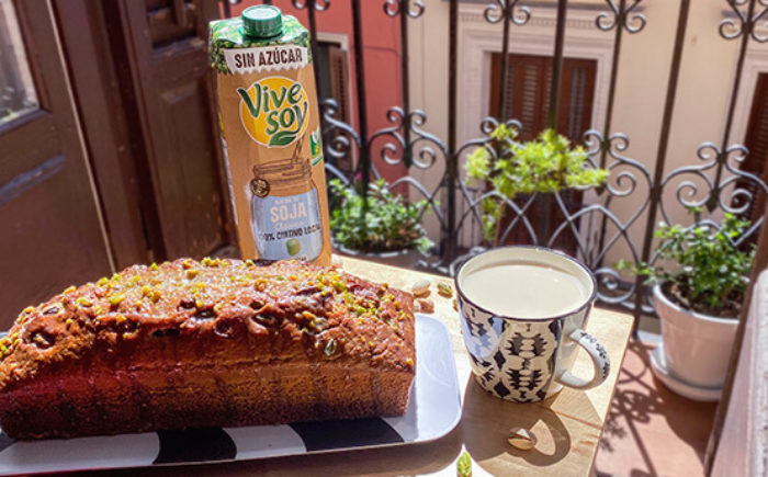 Bizcocho de pistacho con bebida de soja sin azúcar Vivesoy