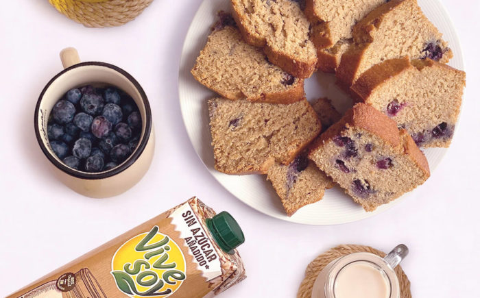 Bizcocho vegano de limón y arándanos con bebida de avena Vivesoy 100% Cultivo Local