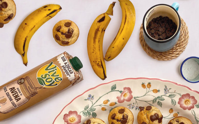 Muffins de plátano y chocolate con bebida de avena Vivesoy