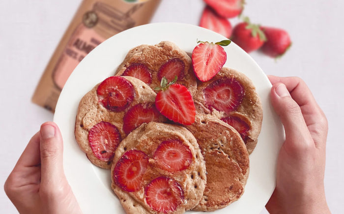 Pancakes con fresas con bebida de almendras Vivesoy sin azúcar