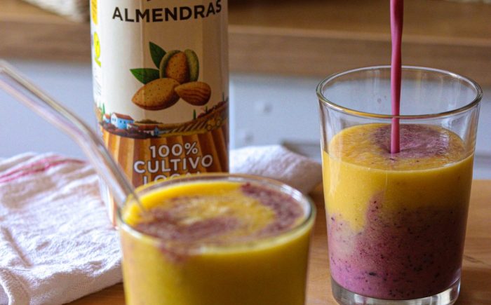 Smoothie de mango y arándanos con bebida de almendras Vivesoy sin azúcar